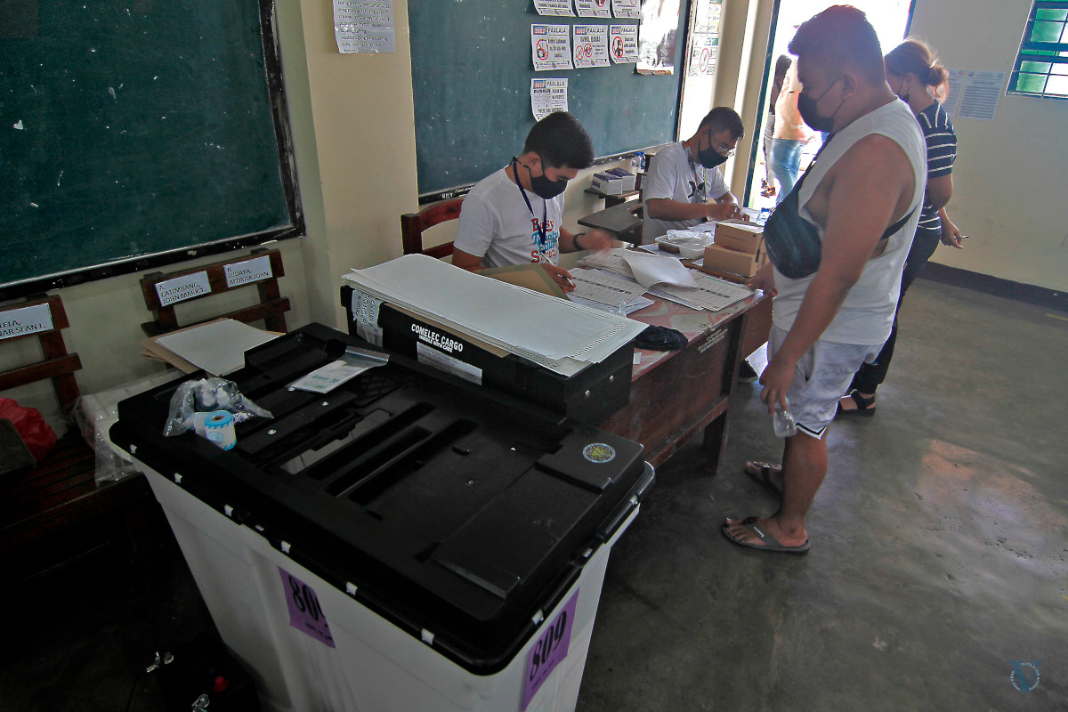  The VCM at polling precinct in Maria Clara High School in Caloocan city malfunctioned a few hours after the start of voting.  Voters resorted to manual voting procedure. Photo by Vincent Go.