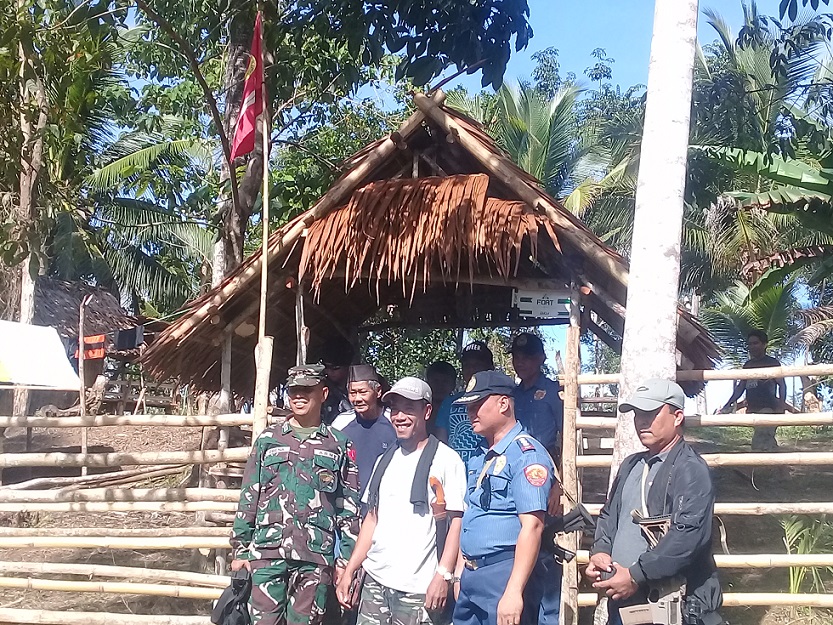 MNLF Commander Habibul Maut with Sibugay Police Director Nestor Tiempo.jpg