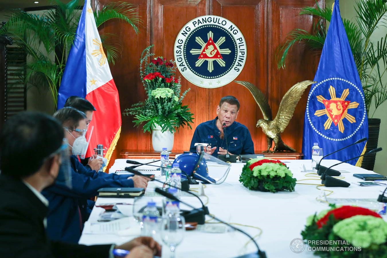 Duterte in a meetiing with IATF members in Malacanang.jpg
