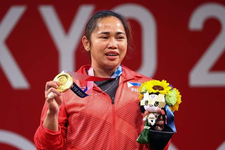 Hidilyn with the medal and bouquet.jpg