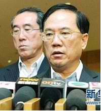 Aquino calls up Donald Tsang