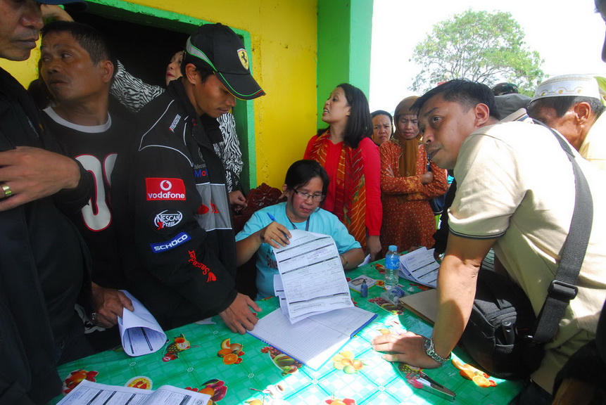An influx of registrants overwhelms election officers manning a registration center in Marantao town in Lanao del Sur, on July 9, 2012, the first day of the 10-day re-listing of voters in the Autonomous Region in Muslim Mindanao. MindaNews photo by FROILAN GALLARDO.