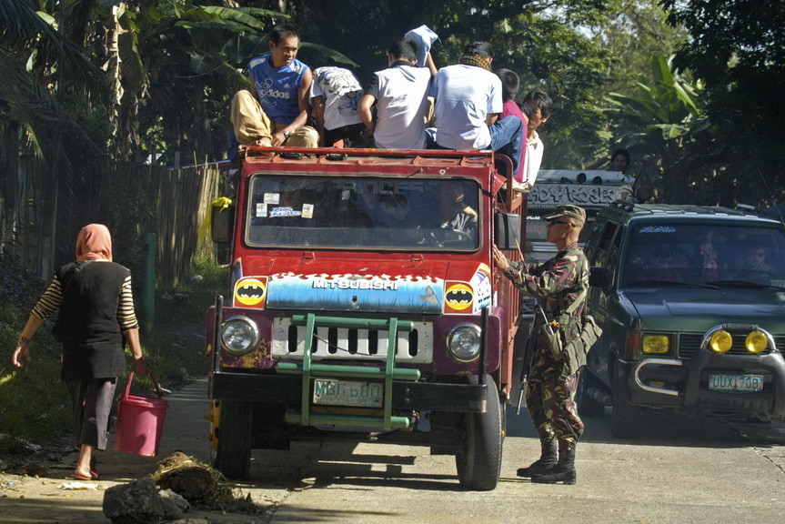 An army soldier intercepts  a jeep filled with suspected flying registrants from Iligan City at a checkpoint in Barangay Pawak, Saguiaran town in Lanao del Sur on Tuesday, July 10, 2012. Thirteen vans and jeeps filled with suspected flying registrants were intercepted at the Army checkpoint in Saguiaran town . MindaNews photo by FROILAN GALLARDO.