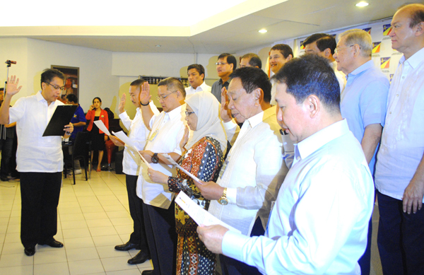 Liberal Party president and DOTC Secretary Mar Roxas swears in as new party members the incumbent five governors of the Autonomous Region in Muslim Mindanao Wednesday at the LP headquarters in Quezon City. MindaNews photo courtesy of ALI G. MACABALANG. 