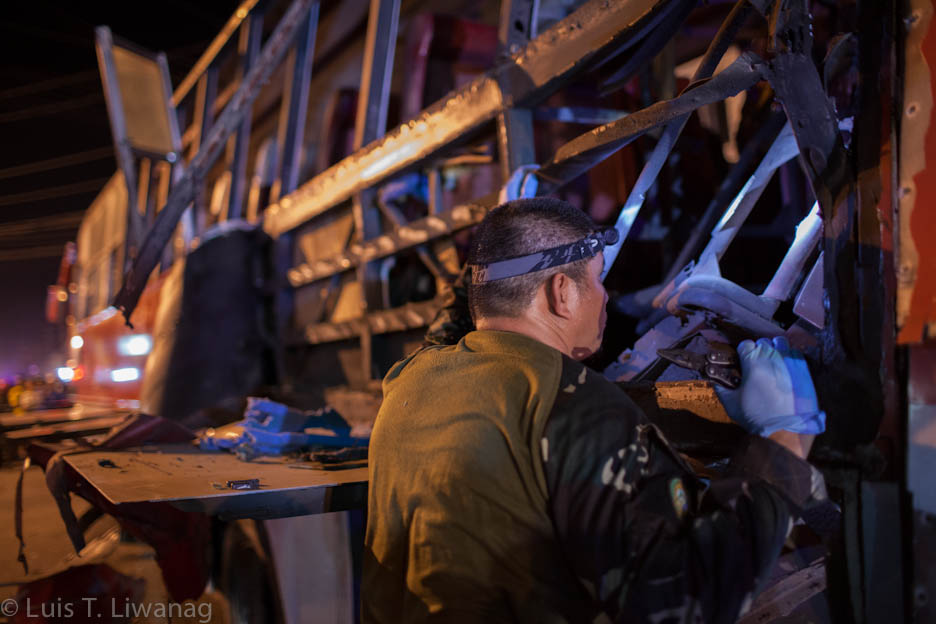 An explosives expert inspects the wreckage of a Rural Bus plying the Pagadian-Zamboanga route. Photo by LUIS LIWANAG. 