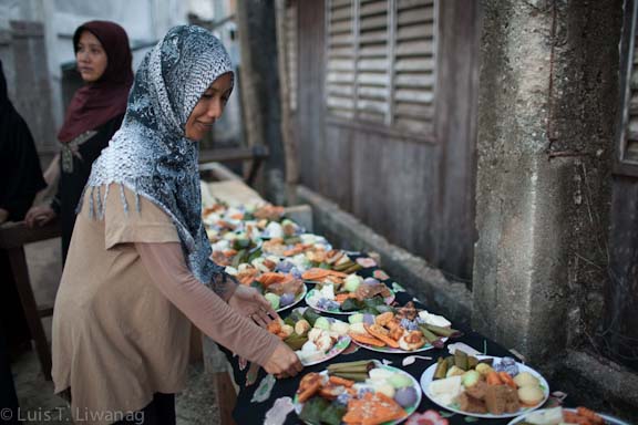 A young woman helps prepare "Iftar",  a meal eaten after sunset during Sawm, the fasting during the month of Ramadan. Photo by LUIS LIWANAG. 