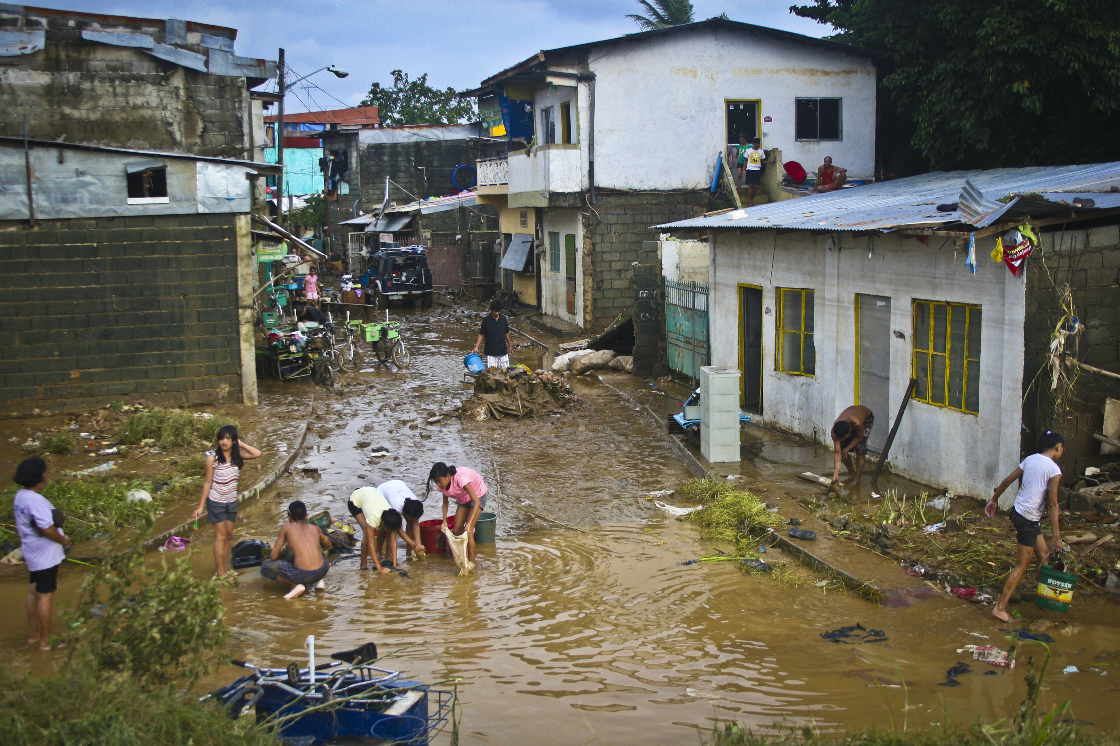 Marikina residents go about their daily routine despite the flood. Photo by LUIS LIWANAG.