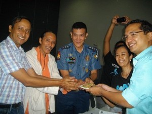 Left to right Sona Roy, Dada Shiveshananda, PSupt. Redentor Maranon, Ann Abacan, and Rep. Teddy Casiño