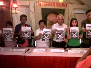 Agrarian reform advocates call for the removal of DAR Secretary Virgilio de los Reyes. 