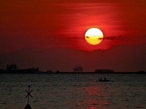 One of Manila Bay's famed sunsets. Photo by Ben Leaño.