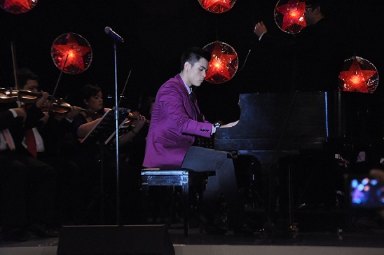 Xian Lim doing a Mozart number with the ABS CBN Philharmonic under Gerard Salonga.