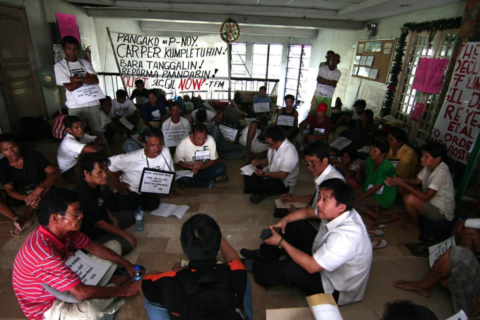 File photo: DAR Employees dialog with farmworkers at the DAR office. Photo by Task Force Mapalad.