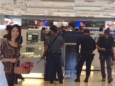A shop in Megamall after the robbery. Photo by Rio Ribaya from Yahoo.