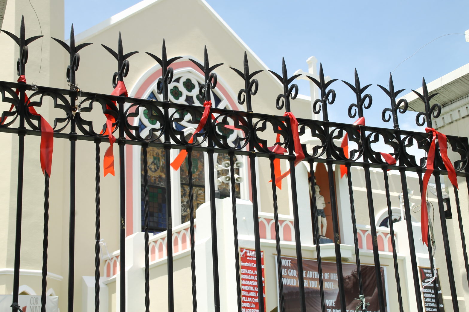 Red instead of yellow ribbons for Aquino in Tarlac cathedral