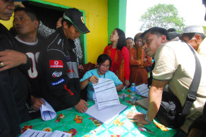Registrants arrive in droves on July 9, 2012, the first of the 10-day re-listing in one of the centers in Marantao, Lanao del Sur . (PHOTO BY FROILAN GALLARDO) 
