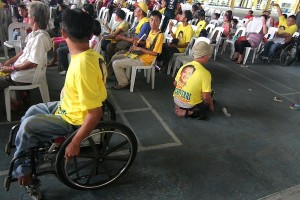 Yellow campaign shirts bearing the name and image of Caloocan city mayor Recom Echiverri were given to PWDs upon registration. Photo by VINCENT GO