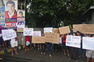 More than a hundred supporters block the police from serving a search warrant at the residence of Senator Bong Revilla in Bacoor, Cavite.