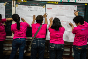 Members of the RMA committee in Talamban National HIgh School in Cebu City prepare their tally sheets. Photo by MARIO IGNACIO IV 