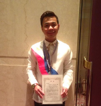 Baritone Joseleo Logdat with winner’s certificate and silver medal.