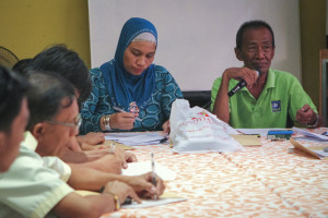 Bobby Taguntong (in green) orients C-CARE volunteers of Maguindanao about their rights, obligations and roles in the 2013 barangay elections. Photo by AMIEL MARK CAGAYAN
