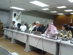 Comelec commissioners discuss preparations for the Oct 28 polls. (File photo by DARLENE CAY)