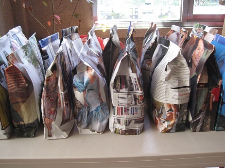Recycled magazines are used to pack the rice.