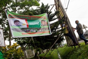 On the eve of the scheduled March 27, 2014 signing of the Comprehensive Agreement on the Bangsamoro (CAB), two Moro women in Pikit, North Cotabato install a banner congratulating the government and the MILF. (MindaNews photo by TOTO LOZANO) 