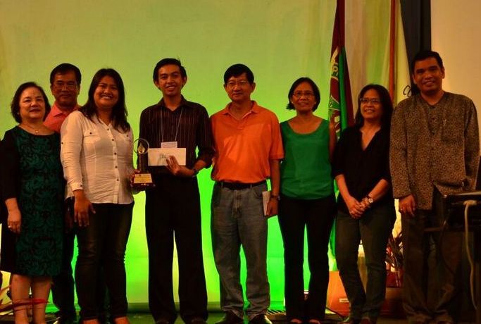 University of the Philippines students Darlene Cay and Vince Nonato (third and fourth from left) receive the Chit Estella Journalism Award from Roland Simbulan and VERA Files President Ellen Tordesillas (center) along with the panel of judges. PHOTO BY The Plaridel Bulldog
