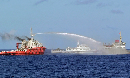 Water cannon fight in Paracels between Vietnam and China.