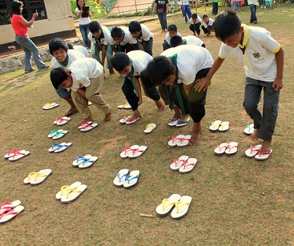 Cab scouts try on the slippers given by private individuals during the Loom Bands for a cause drive in Bakun, Benguet.