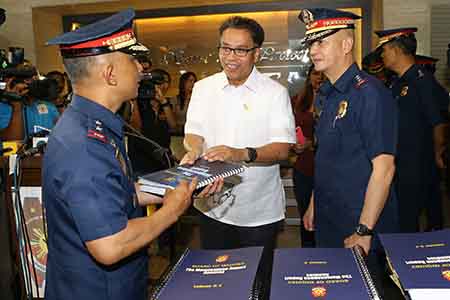 DILG Secretary Mar Roxas accepts from PNP Board of Inquiry Chairman PDir Benjamin Magalong the copies of the report on the Mamasapano clash during the official turnover on Friday, March 13, 2015.