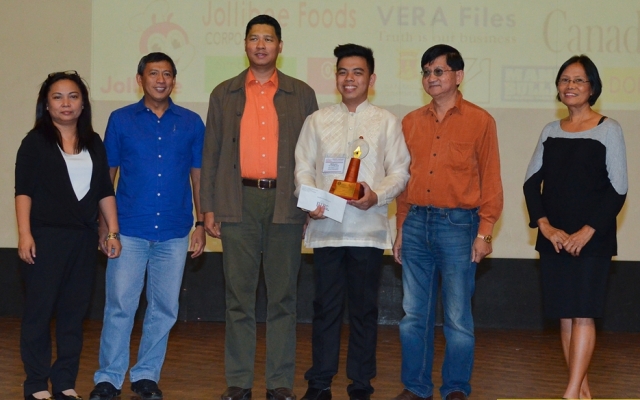 Southern Luzon State University’s Beejay Alegria Castillo receives his award for his research on the pork barrel scam. Beside him are Prof. Marco Polo and Prof. Gerardo Mariano who commended Castillo for his scholarly ideas. (Photo by Alex Tamayo) 