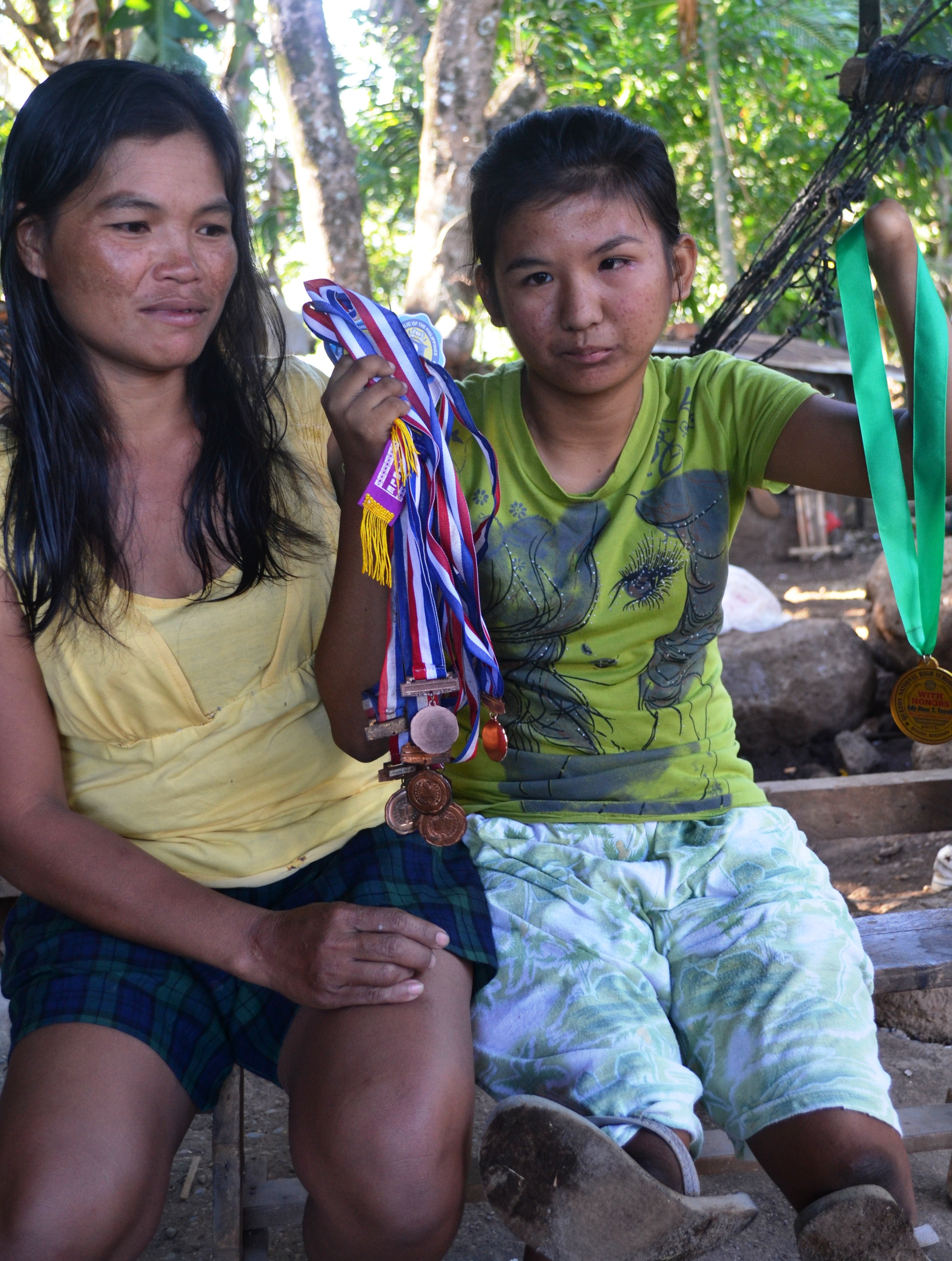 Edy Rose proudly showing off her medal. (Photo courtesy of DSWD)