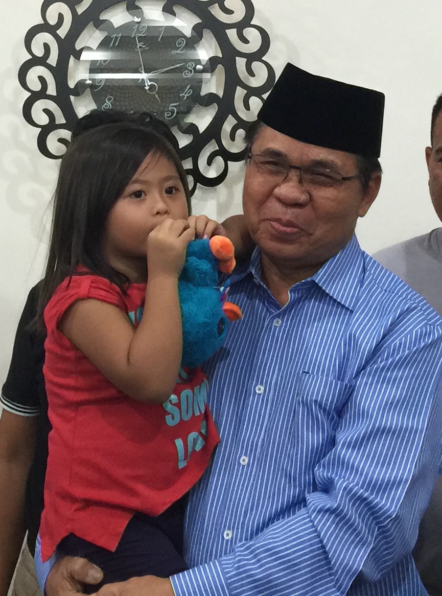 MILF Chair Al-Hajj Murad Ebrahim and his granddaughter during a conversation with journalists at Camp Darapanan. Photo by JAKE SORIANO 