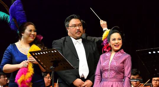 Noel Azcona as Don Magnifico with  his 'daughters', Thisbe (Tanya Corcuera) and Clorinda (Myramae Meneses) . Photo by Anna Leah Sarabia.