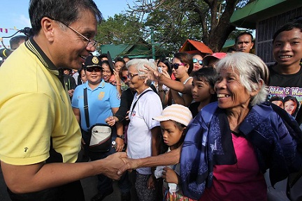 Mar Roxas and a senior citizen in Romblon Jan 2016
