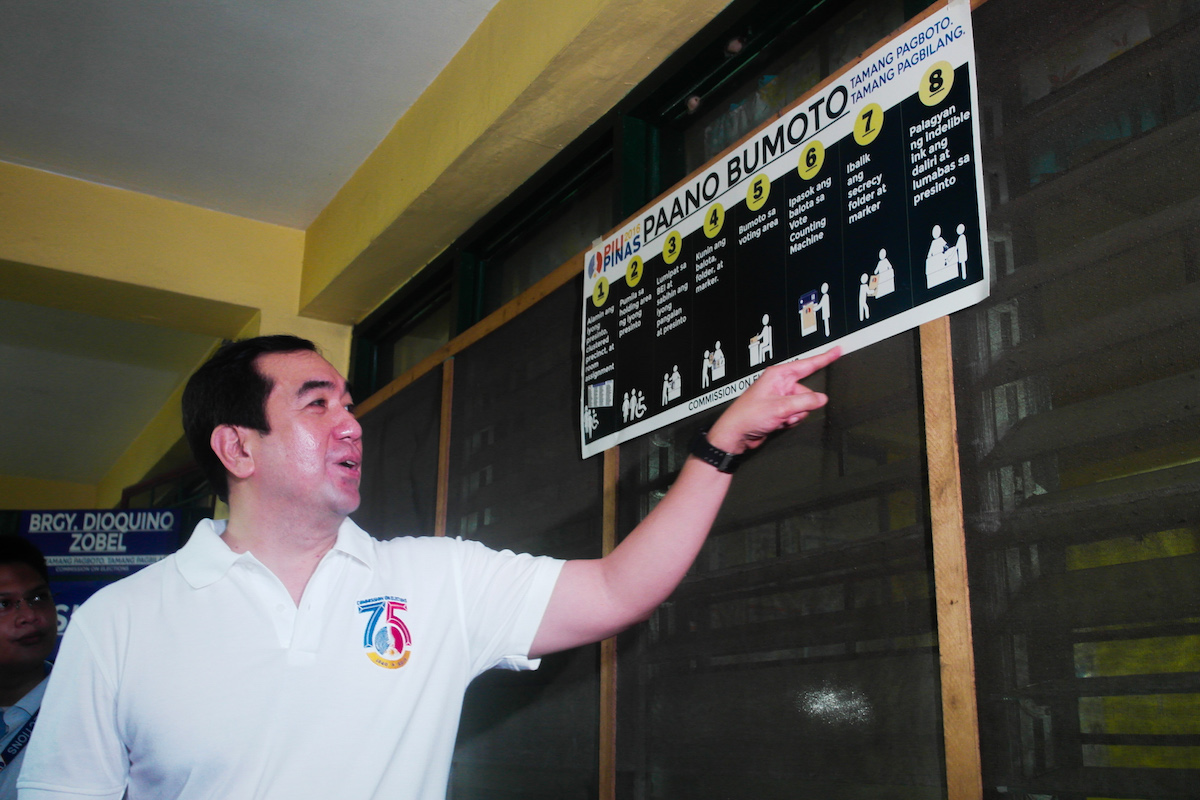 Comelec Chair Andres Bautista demonstrates the step-by-step procedure of automated voting before Quezon City registered voters. File photo by MARIA FEONA IMPERIAL