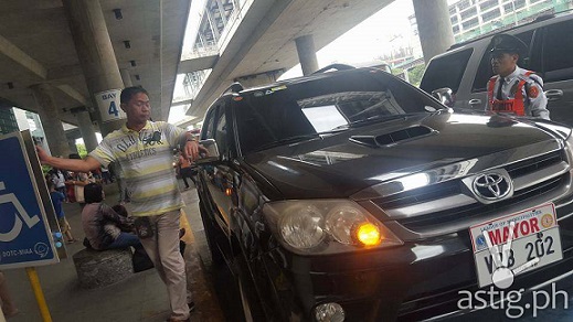 The Mayor's driver ignores request of Security Guard not to park in hte slot for PWDs. Photo from ASTIG.PH