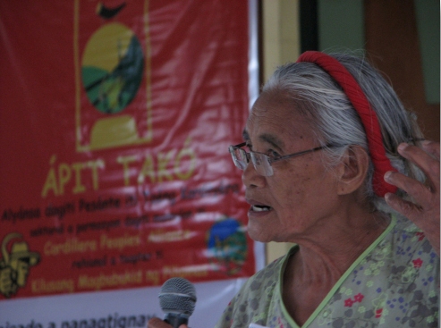 Petra Macliing challenging the youth to stay open to ideas and oppose militancy during a forum in Bontoc, Mt. Province in 2011.  (Photo by AUDREY BELTRAN)