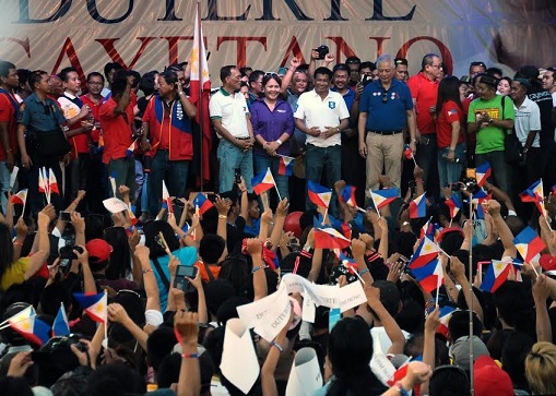Rodrigo Duterte with Alan Cayetano flag waving crowd in Negros Oriental. Photo from Duterte-Cayetano media.
