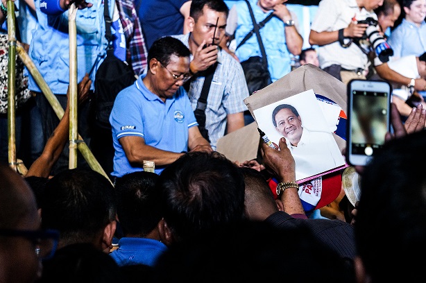 Binay surrounded by supporters