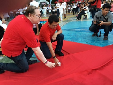 Quezon City Mayor Herbert Bautista and DOH director Dr. Eric Tayag lead the putting of candles during the red ribbon ceremony.