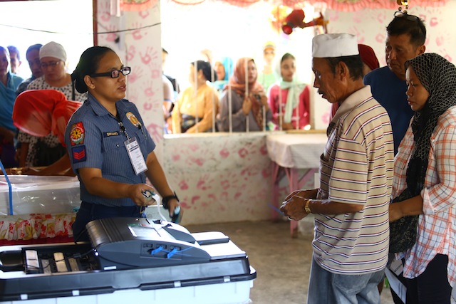 COPS AS BEI. Police personnel handled the special election for more than 700 voters in Katuli, Sultan Kudarat, Maguindanao on Saturday, May 14, 2016. MindaNews photo by FERDINANDH B. CABRERA
