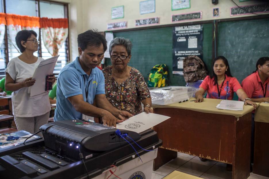Dioleta Esteban, 80, casts her vote at the Sta. Lucia Elementary School in San Juan City. Photo by LUIS LIWANAG