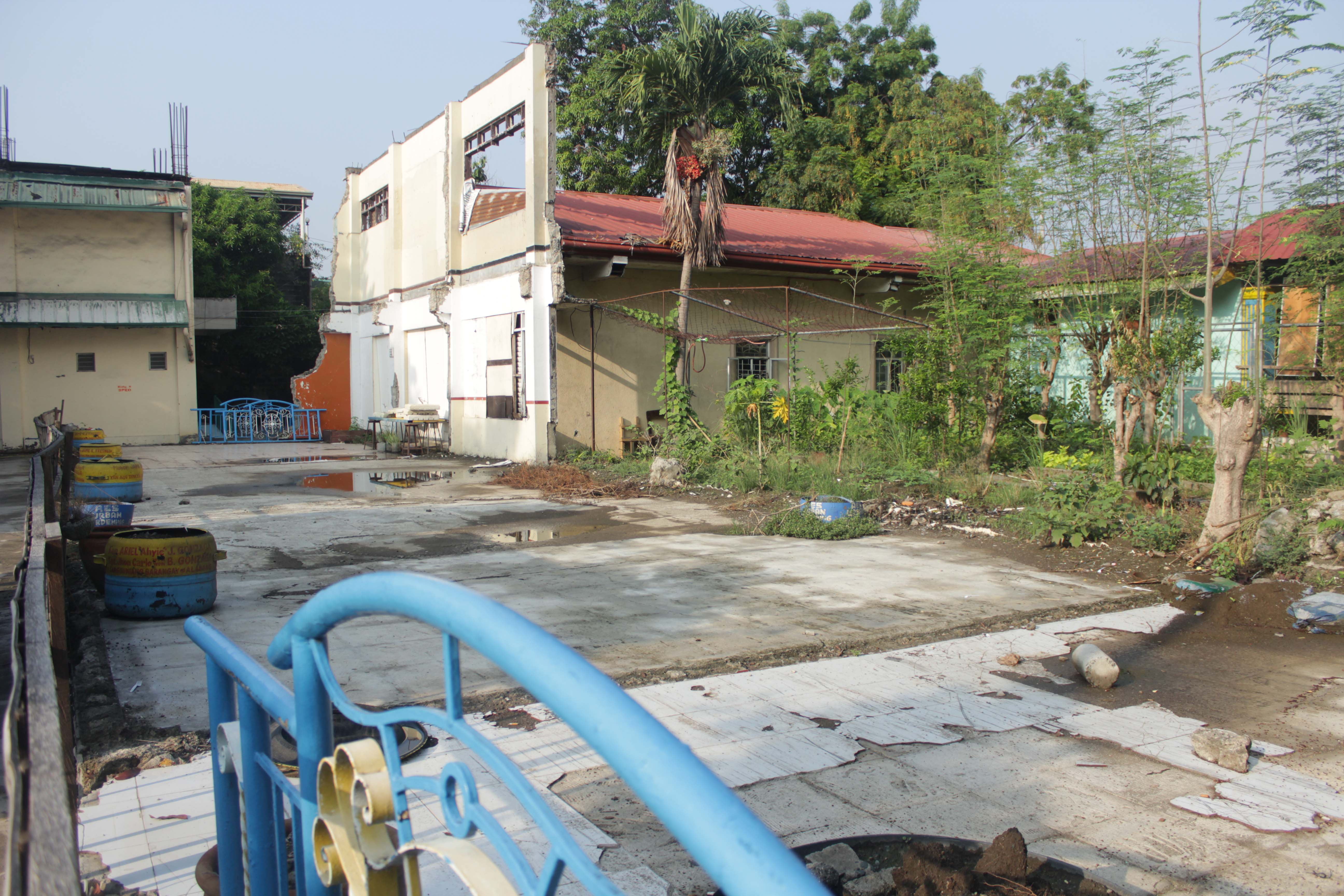 The West Valley Fault transected the Rodriguez building at the Alabang Elementary School from one end to another, compelling school authorities to demolish the structure in 2014.