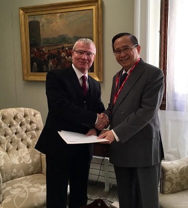 Ambassador Evan P. Garcia presents his credentials to Mr Julian Evans, Vice-Marshal of the Diplomatic Corps and Director for Protocol at the Foreign & Commonwealth Office (FCO), London on 3 May 2016.