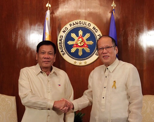Duterte wears a PH flag while Aquino sticks to yellow ribbon.