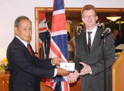 Roberto de Ocampo receives the Order of the British Empire award from Brtish Ambassador Stephen Lillie in 2012. Photo from AIM website.