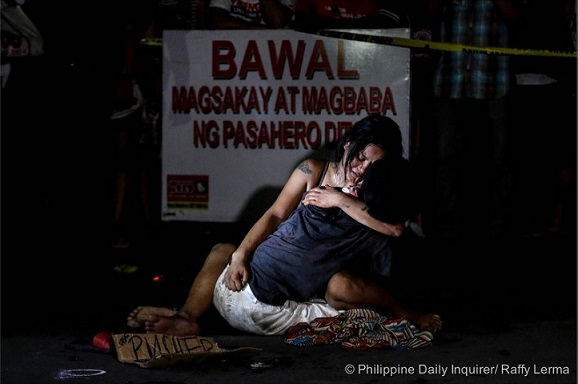 Pres. Duterte dismissed this is the heart-wrenching scene as "drama". Photo by Philippine Daily Inquirer.