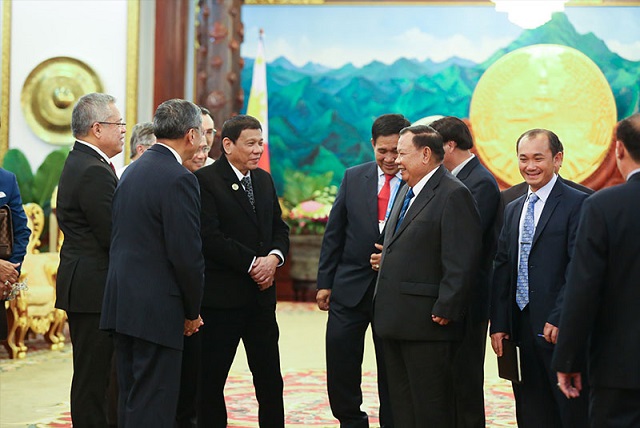 President Duterte is wlecomed by Laos President Bounnhang Vorachith in Asean 2016.